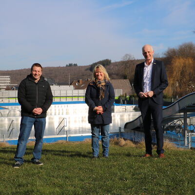 Bild vergr��ern: B�rgermeister Christoph Ewers (r.) w�nscht Gisela Leyener und Sven Heuel viel Erfolg f�r die Leitung des Burbacher Freibads (es fehlt Mitgesellschafter Holger Leyener).