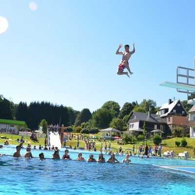 Bild vergr��ern: Im Sommer soll das Freibad wieder zum Mekka der Freizeit- und Ferienaktivit�ten in Burbach werden.