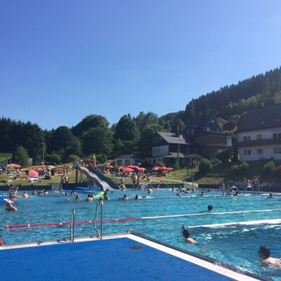 Bild vergr��ern: Packt die Badehose ein! In zwei Wochen startet die Badesaison im Freibad Burbach.