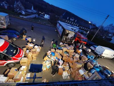 Bild vergr��ern: Zwei voll beladene Sattelz�ge mit Spendeng�tern starteten noch am Freitagabend nach Eschenburg.