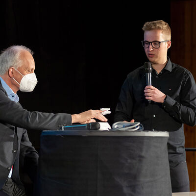 Bild vergr��ern: Projektmitarbeiter Nick Brombach (rechts) demonstriert den G�sten mit Hilfe von B�rgermeister Christoph Ewers als Probanden, wie die Vitaldatenerhebung in der Projektstudie �DataHealth� funktioniert und der automatisierte Datentransfers erfolgt.