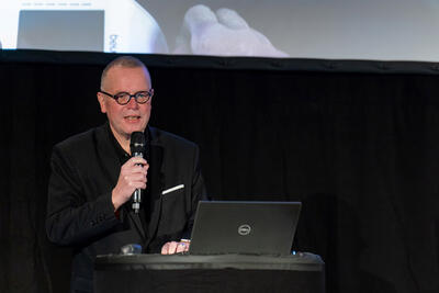 Bild vergr��ern: Projektleiter Dr. Olaf weist darauf hin, dass es sich bei DataHealth um ein Novum in Deutschland handelt. Die Burbacher Studie sei das erste Anwendungsprojekt, das diesen Versorgungsprozess der Zukunft mit Blick auf die station�re Pflege sowie das Selbstmonitoring in der H�uslichkeit erforsche.