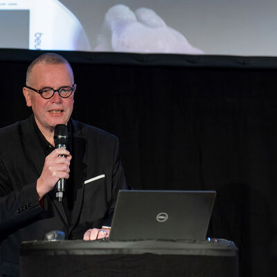 Bild vergr��ern: Projektleiter Dr. Olaf weist darauf hin, dass es sich bei DataHealth um ein Novum in Deutschland handelt. Die Burbacher Studie sei das erste Anwendungsprojekt, das diesen Versorgungsprozess der Zukunft mit Blick auf die station�re Pflege sowie das Selbstmonitoring in der H�uslichkeit erforsche.
