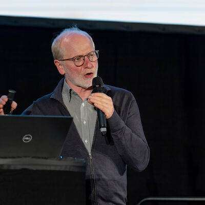 Bild vergr��ern: Prof. Dr. rer. nat. Rainer Br�ck besch�ftigt sich mit der technischen Umsetzung des automatisierten Datentransfers. Der wissenschaftliche Projektleiter betont die Einfachheit des Prozesses f�r die Patienten, da die Daten�bertragung v�llig automatisch geschieht.