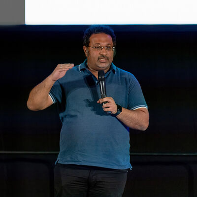 Bild vergr��ern: Studienarzt Prof. Dr. med. Nabeel Farhan betreut die teilnehmenden Patienten und erl�utert, wie die �rzteschaft durch die Vitaldatenerhebung entlastet werden k�nnte. Dabei geht er auch auf die Vorteile der Patienten ein und spricht von einer verbesserten gesundheitlichen Versorgung.