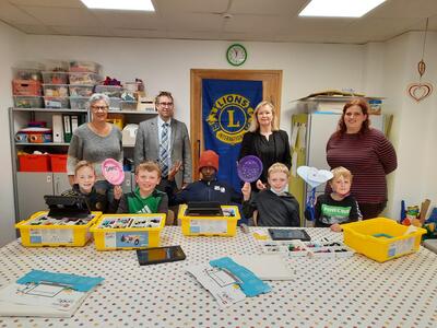 Bild vergr��ern: Die �bergabe der Lego-Bauk�sten an die OGS Burbach.
von links nach rechts im Bild: Jutta Behl (Leitung OGS), Hans-Peter Harr, Claudia Henrich (beide Lions-Club), Martina Schr�der (Leitung der Lego-AG)