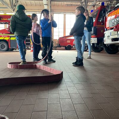 Bild vergr��ern: In der Ger�tehalle gab es bei der Feuerwehr-Rallye viel zu entdecken und zu lernen
