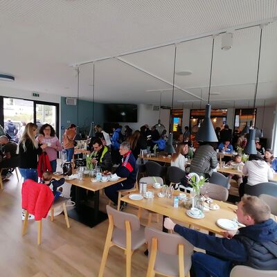 Bild vergr��ern: In der neuen Cafeteria der EFG gab es Gelegenheit, sich in zwangloser Atmosph�re auszutauschen.