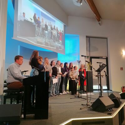 Bild vergr��ern: Der Kinder- und Jugendchor der kath. Kirchengemeinde Burbach sang u.a. �We are the world�.