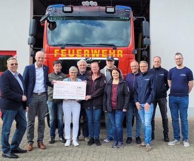 Bild vergr��ern: Der F�rderkreis der Freiwilligen Feuerwehr W�rgendorf �bergab B�rgermeister Christoph Ewers (2.v.l.) j�ngst einen Spenden-Scheck �ber 4000 Euro zur Unterst�tzung ukrainischer Kinder in Burbach.