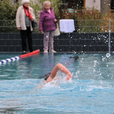 Bild vergr��ern: Die ersten Schwimmer haben am Maifeiertag bereits ihre Bahnen gezogen.