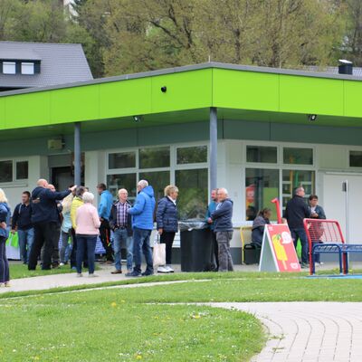 Bild vergr��ern: Die Burbacherinnen und Burbacher zeigten sich interessiert daran, was in dieser Saison in ihrem Freibad alles angeboten wird.