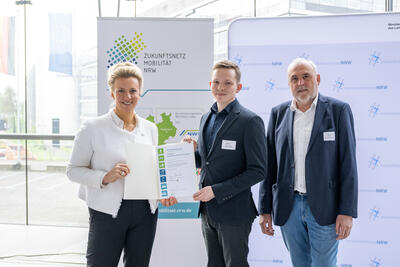Bild vergr��ern: Samuel Reuter erh�lt die Urkunde zur Auszeichnung zum Mobilit�tsmanager aus den H�nden von NRW-Verkehrsministerin Ina Brandes �berreicht.