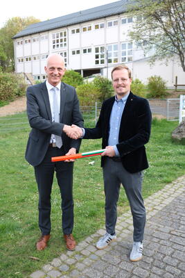 Bild vergr��ern: B�rgermeister Christoph Ewers und GREENFIBER-Gesch�ftsf�hrer Paul Gummert sind sich einig: Burbach soll glasfaserschnell werden.