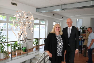 Bild vergr��ern: Den Leuchter aus der Alten Vogtei hat Katrin Mehlich als Blickfang im Eingangsbereich bestens ins Szene gesetzt. B�rgermeister Christoph Ewers w�nschte ihr und ihren Kolleginnen ein guten Start in der R�merpassage.