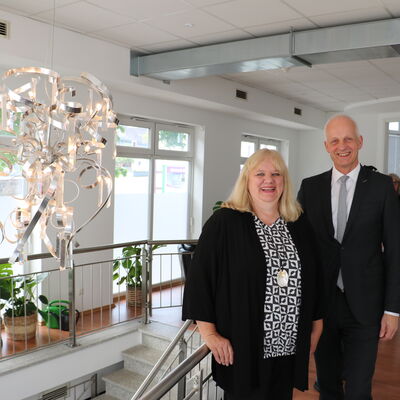 Bild vergr��ern: Den Leuchter aus der Alten Vogtei hat Katrin Mehlich als Blickfang im Eingangsbereich bestens ins Szene gesetzt. B�rgermeister Christoph Ewers w�nschte ihr und ihren Kolleginnen ein guten Start in der R�merpassage.