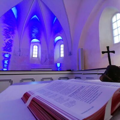 Bild vergr��ern: Das Kirchenschiff l�sst sich je nach Stimmung und Anlass nun in unterschiedlichen Farben beleuchten.