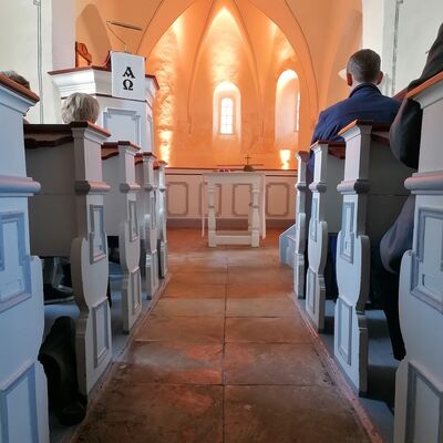 Bild vergr��ern: Das Kirchenschiff l�sst sich je nach Stimmung und Anlass nun in unterschiedlichen Farben beleuchten.