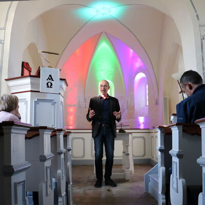 Bild vergr��ern: Synodalassessor Rolf Fersterra appellierte angesichts der bunten Illumination: �Die Kirche muss ihre Farbigkeit wiederentdecken!�