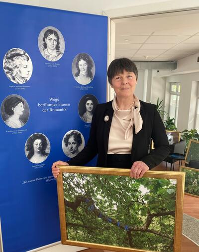 Bild vergr��ern: Dr. Marlies Obier nimmt die Ausstellungsbesucher mit auf die 