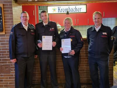 Bild vergr��ern: Leiter der Feuerwehr, Gemindebrandinspektor Markus Schwarze, Nils Schumacher, Lara Hoffmann und Einheitsf�hrer Stefan L�hl (v.l.)