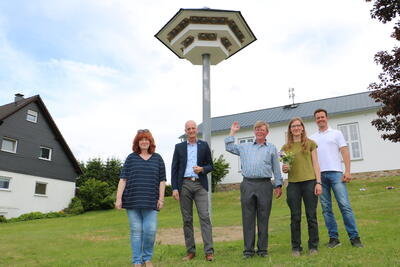 Bild vergr��ern: Der Schwalbenturm in Gilsbach ist bereits gut angenommen worden, wovon sich Elisabeth Fley, Umweltberaterin der Gemeinde Burbach, B�rgermeister Christoph Ewers, Lippes Ortsvorsteher Michael Abt, Projektleiterin Julia Herling von der Biologischen Station und Bauleiter Jan-Philipp Nies von Hering Bau (v.l.) jetzt �berzeugten. Es fehlt Gilsbachs Ortsvorsteher Maik Zembok.