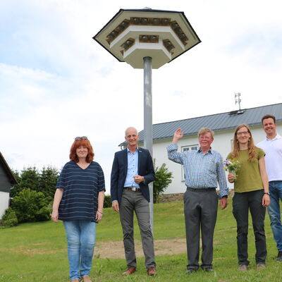 Bild vergr��ern: Der Schwalbenturm in Gilsbach ist bereits gut angenommen worden, wovon sich Elisabeth Fley, Umweltberaterin der Gemeinde Burbach, B�rgermeister Christoph Ewers, Lippes Ortsvorsteher Michael Abt, Projektleiterin Julia Herling von der Biologischen Station und Bauleiter Jan-Philipp Nies von Hering Bau (v.l.) jetzt �berzeugten. Es fehlt Gilsbachs Ortsvorsteher Maik Zembok.