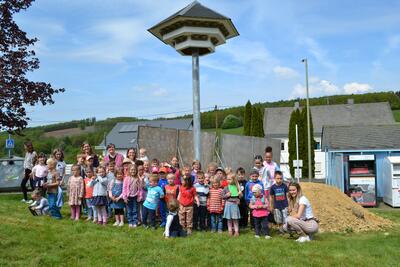 Bild vergr��ern: Die Ev. Kindertageseinrichtung Am Kastanienplatz in Gilsbach hat die Patenschaft �bernommen und feierte bereits ein Schwalbenfest.