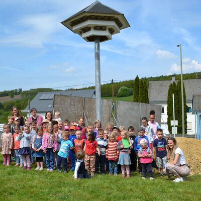 Bild vergr��ern: Die Ev. Kindertageseinrichtung Am Kastanienplatz in Gilsbach hat die Patenschaft �bernommen und feierte bereits ein Schwalbenfest.