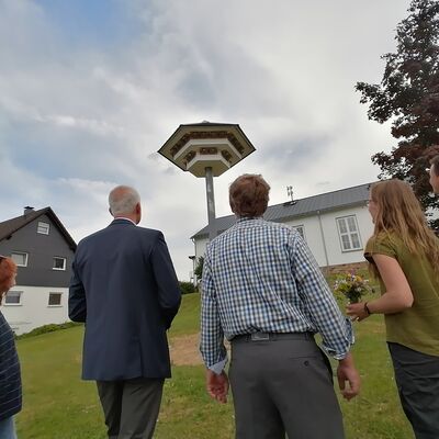 Bild vergr��ern: Die menschlichen Nachbarn schauen fasziniert aus der 