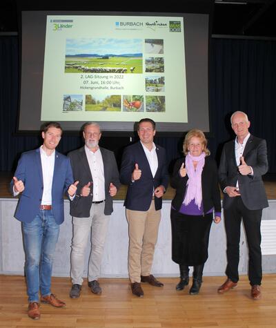 Bild vergr��ern: �Daumen hoch� f�r 19 Kleinprojekte signalisieren B�rgermeister Hannes Gieseler, der scheidende Kassenwart Harald Peter, B�rgermeister Dr. Bernhard Baumann, die 1. Vorsitzende Roswitha Still und B�rgermeister Christoph Ewers stellvertretend f�r den gesamten Vereinsvorstand.