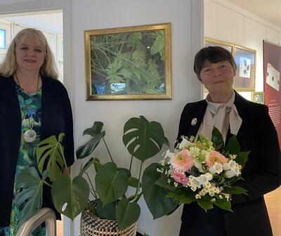 Bild vergr��ern: Katrin Mehlich vom Kulturb�ro (l.) und K�nstlerin Dr. Marlies Obier.