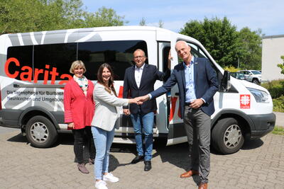 Bild vergr��ern: B�rgermeister Christoph Ewers (r.) begr��te jetzt offiziell die neue Leiterin des Tagespflegehauses St. Raphael, Lisa-Marie Sch�fer (2.v.l.). Caritas-Vorstand Matthias Vitt und Bereichsleiterin Charlotte Boes freuen sich �ber den �frischen Wind�, den die 28-J�hrige in die Caritas-Einrichtung bringt.