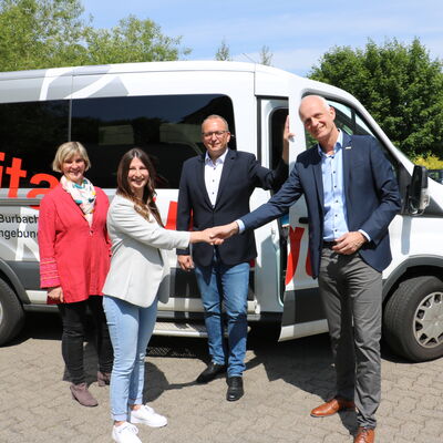 Bild vergr��ern: B�rgermeister Christoph Ewers (r.) begr��te jetzt offiziell die neue Leiterin des Tagespflegehauses St. Raphael, Lisa-Marie Sch�fer (2.v.l.). Caritas-Vorstand Matthias Vitt und Bereichsleiterin Charlotte Boes freuen sich �ber den �frischen Wind�, den die 28-J�hrige in die Caritas-Einrichtung bringt.