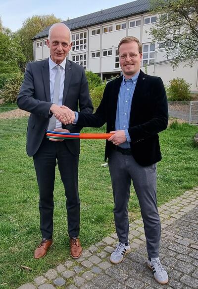 Bild vergr��ern: Burbachs B�rgermeister Christoph Ewers und GREENFIBER-Gesch�ftsf�hrer Paul Gummert m�chten die Gemeinde glasfaserschnell f�r die Zukunft vernetzen.