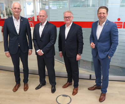 Bild vergr��ern: Freuen sich auf die Zusammenarbeit: Zweckverbandsvorsitzender Christoph Ewers, das neue Vorstandsmitglied Christian Roth, Vorstandsvorsitzender Markus Keggenhoff und Verwaltungsratsvorsitzender Dr. Bernhard Baumann (v.l.)