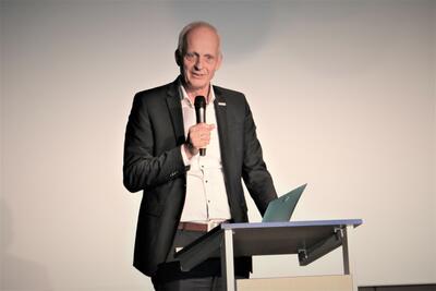 Bild vergr��ern: Burbachs B�rgermeister Christoph Ewers nannte Mechthild Ermert-Heinz im R�ckblick �die richtige Wahl� f�r den Aufbau der Gemeinschaftlichen Sekundarschule.