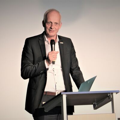 Bild vergr��ern: Burbachs B�rgermeister Christoph Ewers nannte Mechthild Ermert-Heinz im R�ckblick �die richtige Wahl� f�r den Aufbau der Gemeinschaftlichen Sekundarschule.