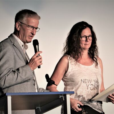 Bild vergr��ern: Mechthild Ermert-Heinz erhielt ihre Entlassungsurkunde von Schuldezernent Andreas Kremer.