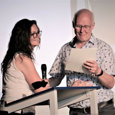 Bild vergr��ern: Letzte Amtshandlung: Ihrem Mann Karl Ernst Ermert �berreichte die scheidende GMS-Schulleiterin Mechthild Ermert-Heinz pers�nlich die Entlassungsurkunde.
