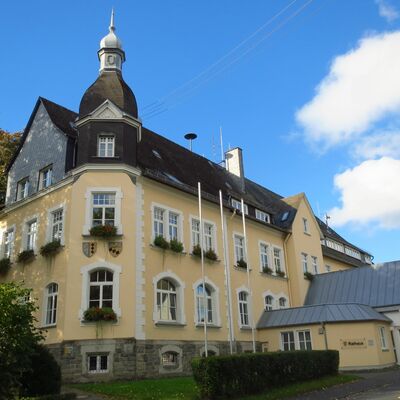 Bild vergr��ern: Rathaus Burbach - Startpunkt zur Feierabend-Radtour
