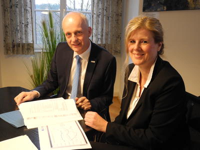 Bild vergr��ern: Burbachs B�rgermeister Christoph Ewers und die zuk�nftige K�mmerin Kirsten Herr stellten den Haushaltsentwurf 2016 vor.