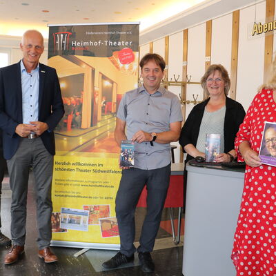 Bild vergr��ern: Veranstalter Martin Horne, B�rgermeister Christoph Ewers, F�rdervereinsvorsitzender Martin Ditthardt, Cornelia Oerter von der Gesch�ftsstelle des Heimhof-Theaters und Katrin Mehlich vom Kulturb�ro Burbach (v.l.n.r.) fiebern der anstehenden Kultursaison entgegen.