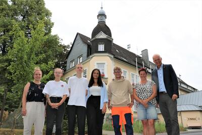 Bild vergr��ern: B�rgermeister Christoph Ewers und Andrea Usung vom Personalrat begr��ten mit John-Luke Textor, Ajla Muric uns Dominik Kretzer nun drei neue Azubis bei der Gemeinde Burbach. Jugendvertreterin Anna-Lena Herrmann und Ausbildungsleiterin Vivien J�ppche (v.r.n.l.) hie�en sie ebenfalls willkommen. Foto: Gemeinde Burbach
