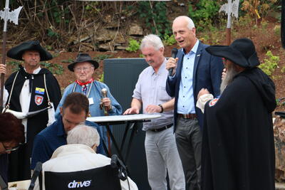 Bild vergr��ern: B�rgermeister Christoph Ewers (2.v.r.) er�ffnete mit Heimatvereinsvorsitzenden Volker G�rke (3.v.r.) am Samstag das Vogteifest.