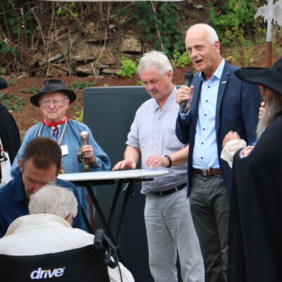 Bild vergr��ern: B�rgermeister Christoph Ewers (2.v.r.) er�ffnete mit Heimatvereinsvorsitzenden Volker G�rke (3.v.r.) am Samstag das Vogteifest.