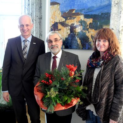 Bild vergr��ern: B�rgermeister Christoph Ewers (li.) und Personalratsvorsitzende Elisabeth Fley (re.) verabschiedeten den langj�hrigen Standesbeamten Bernd-J�rgen M�ller (mi.) nach 46 Dienstjahren in den Ruhestand.