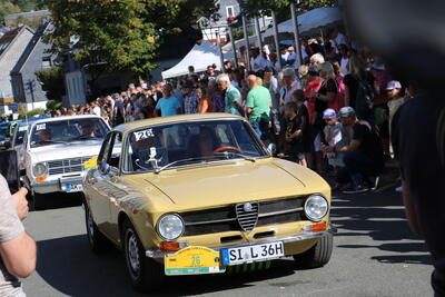 Bild vergr��ern: Das Publikum stand bei der Zieleinfahrt der Siegerland Classic Spalier.
