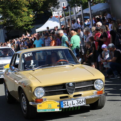 Bild vergr��ern: Das Publikum stand bei der Zieleinfahrt der Siegerland Classic Spalier.