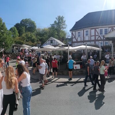 Bild vergr��ern: Ein herrliches Panorama: Zum Vogteifest str�mten am vergangenen Wochenende Hunderte Burbacherinnen und Burbacher sowie viele G�ste aus dem Umland in die historische Ortsmitte.